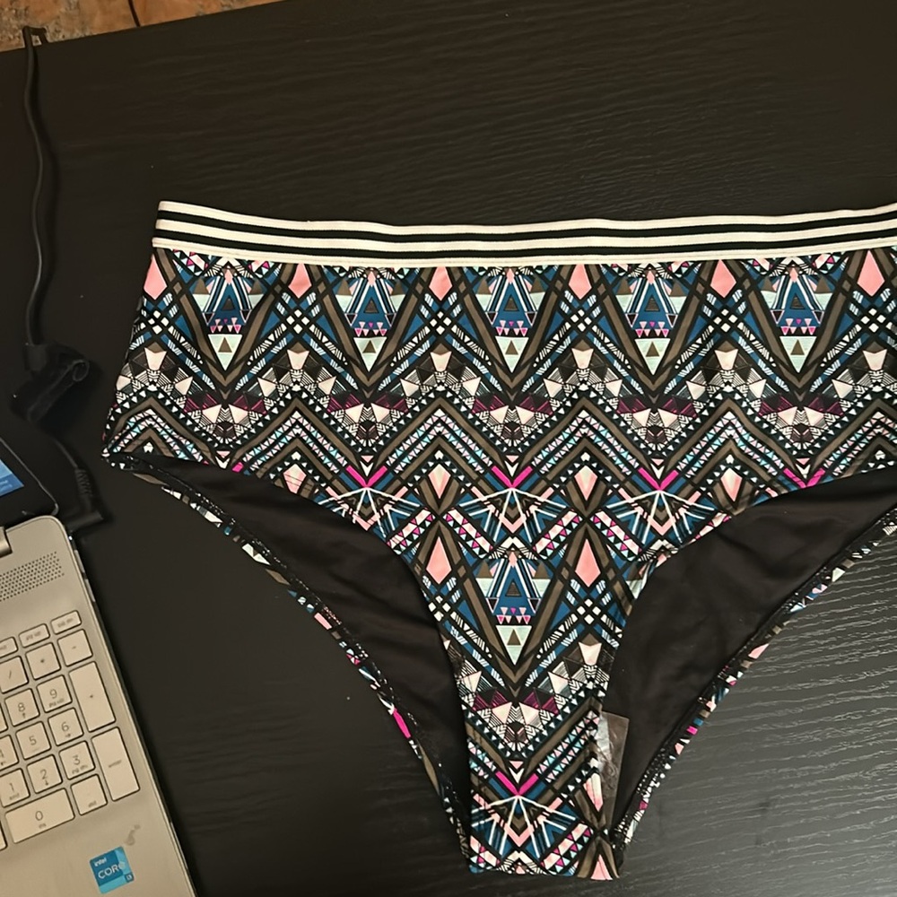 Geometric Patterned Swimsuit - Picture 3 of 7